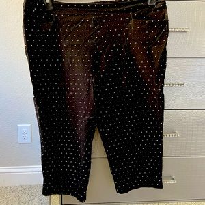 Women’s XXL/20W black capris white polka dots